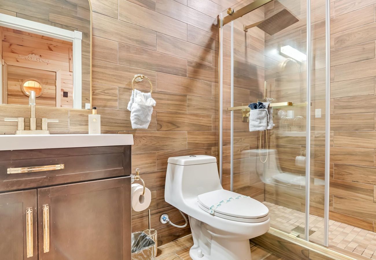 House in Blakeslee - Frontlake Luxury Pocono Mansion  