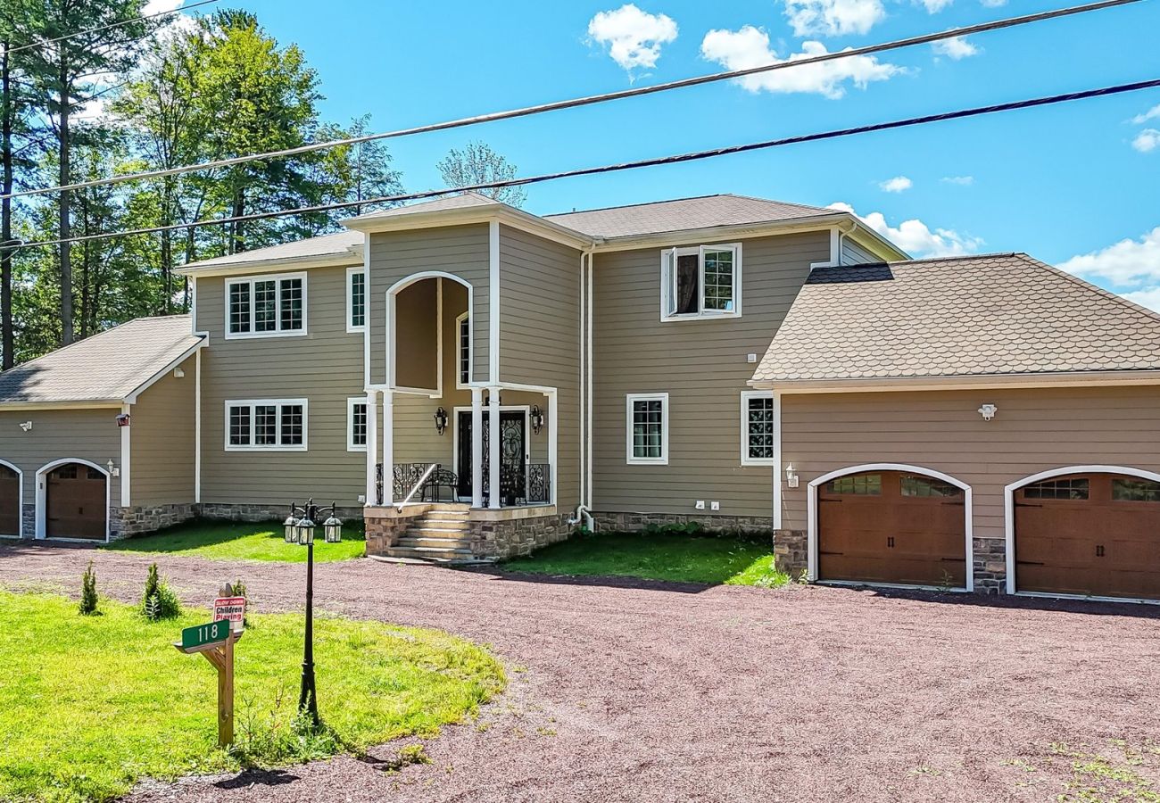 House in Blakeslee - Frontlake Luxury Pocono Mansion  