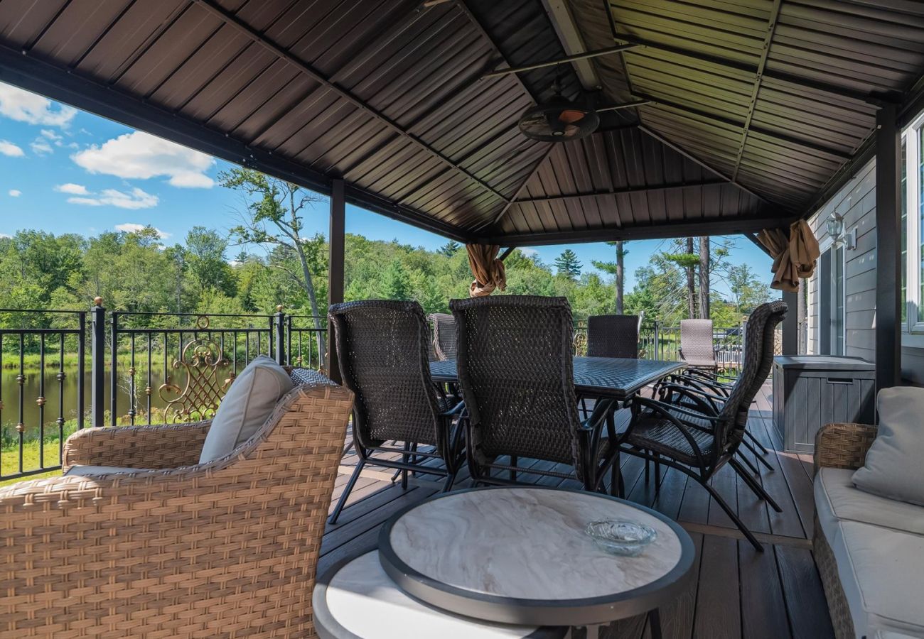House in Blakeslee - Frontlake Luxury Pocono Mansion  