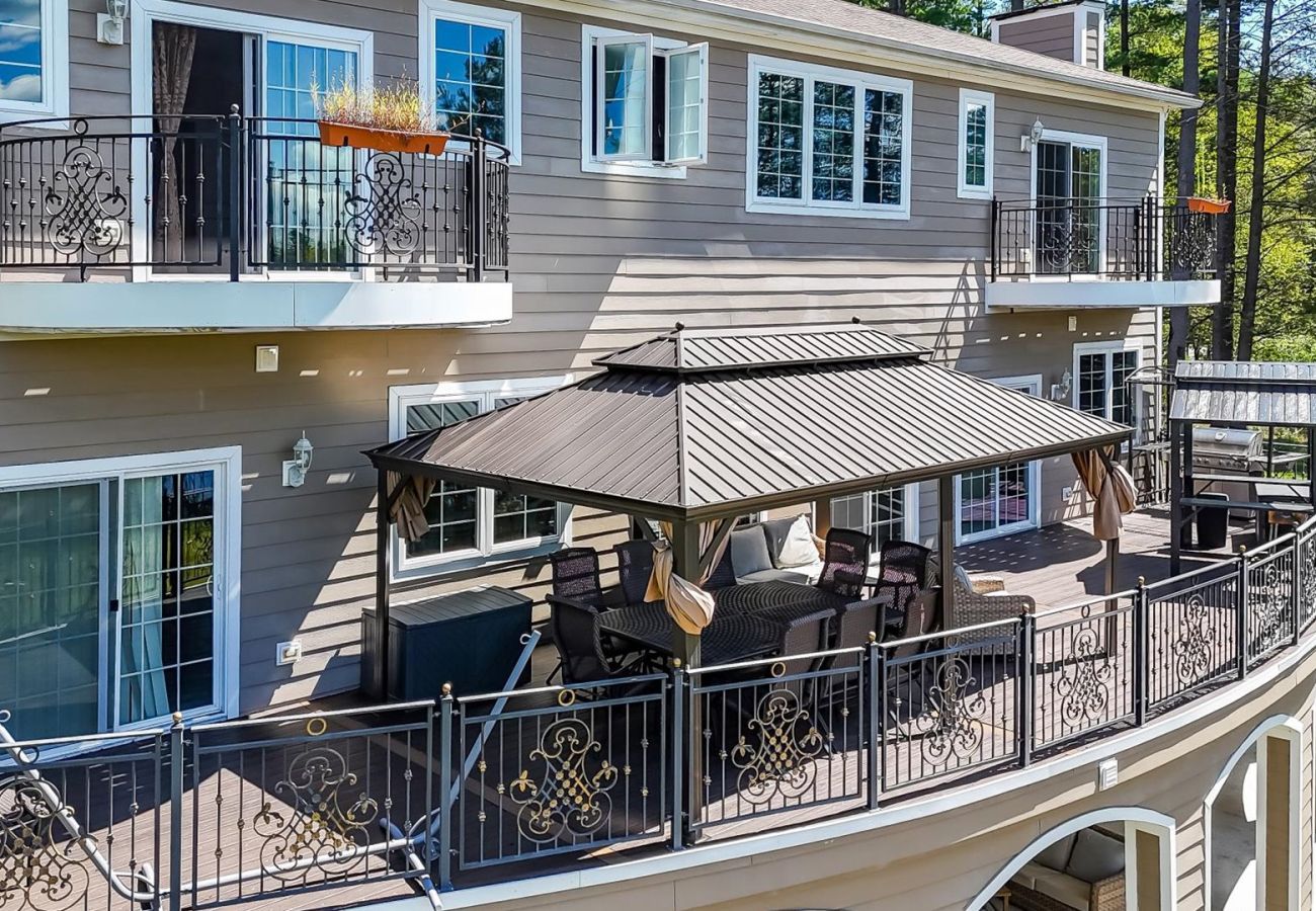 House in Blakeslee - Frontlake Luxury Pocono Mansion  