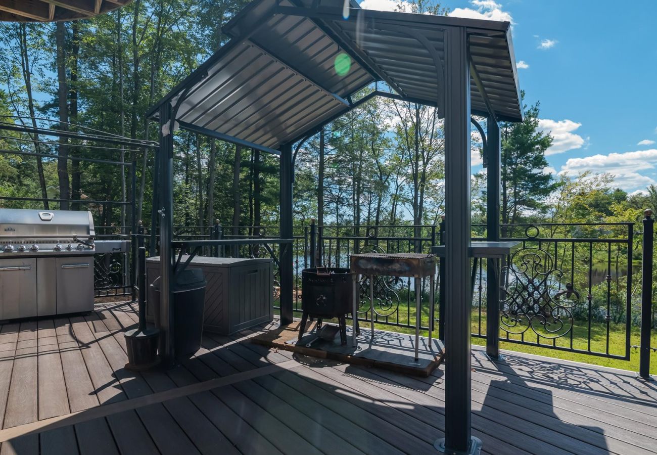 House in Blakeslee - Frontlake Luxury Pocono Mansion  