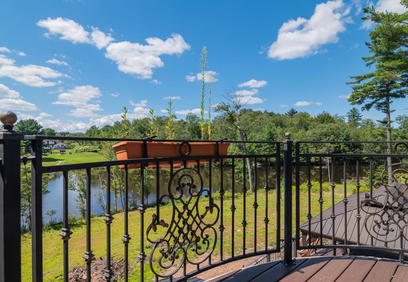 House in Blakeslee - Frontlake Luxury Pocono Mansion  
