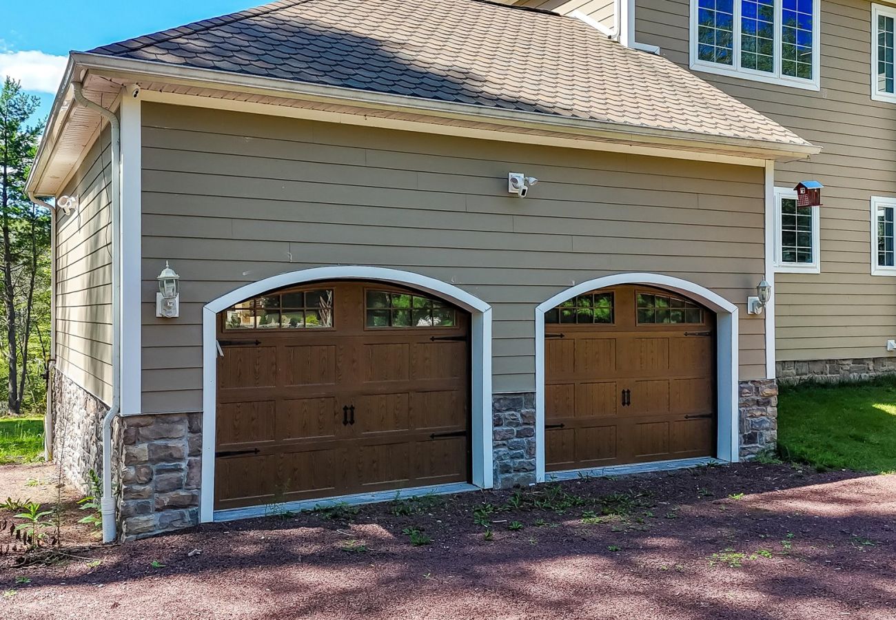 House in Blakeslee - Frontlake Luxury Pocono Mansion  