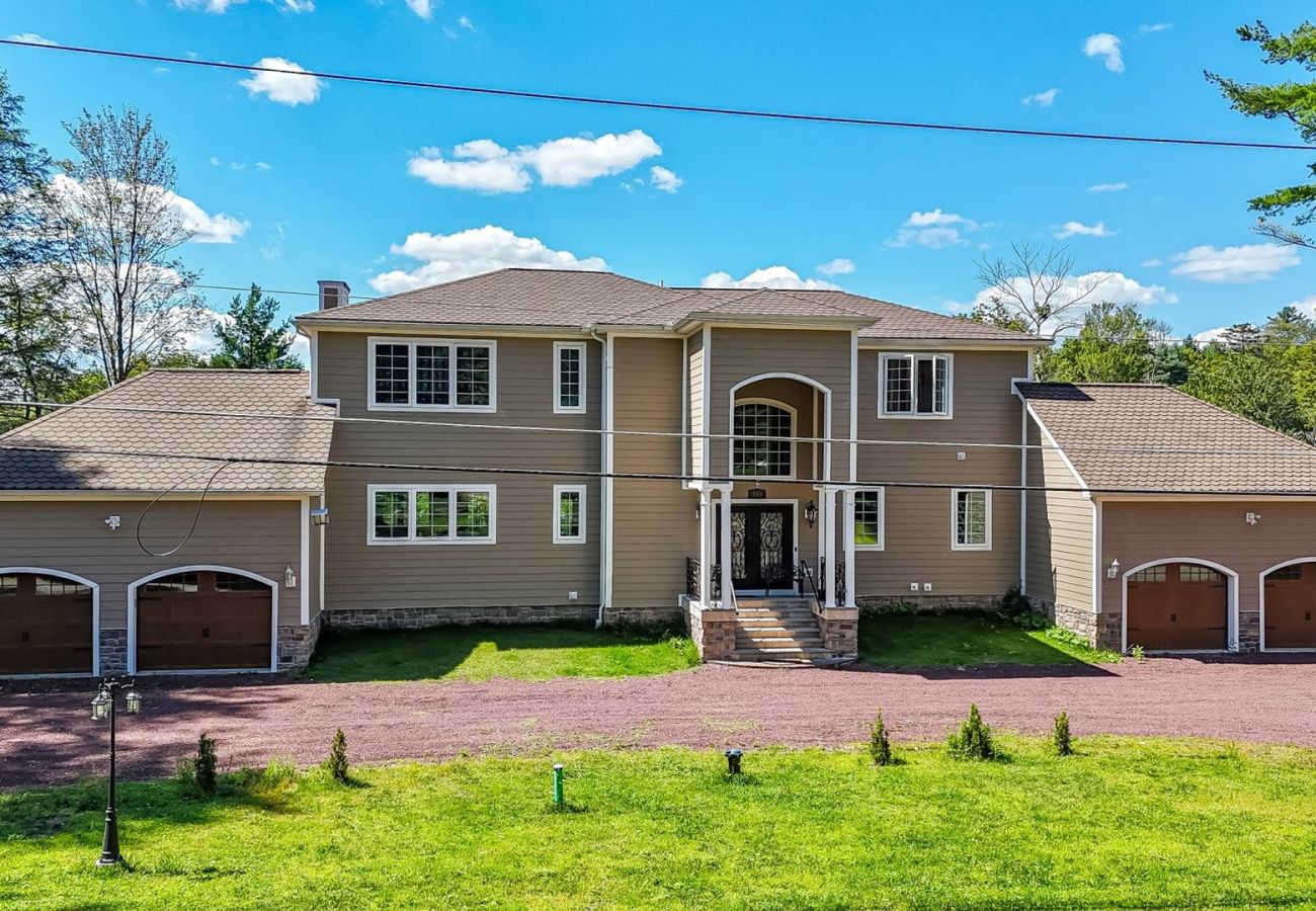 House in Blakeslee - Frontlake Luxury Pocono Mansion  