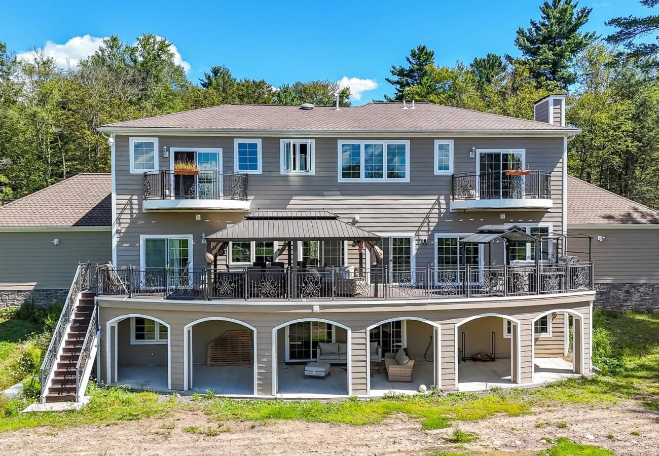 House in Blakeslee - Frontlake Luxury Pocono Mansion  