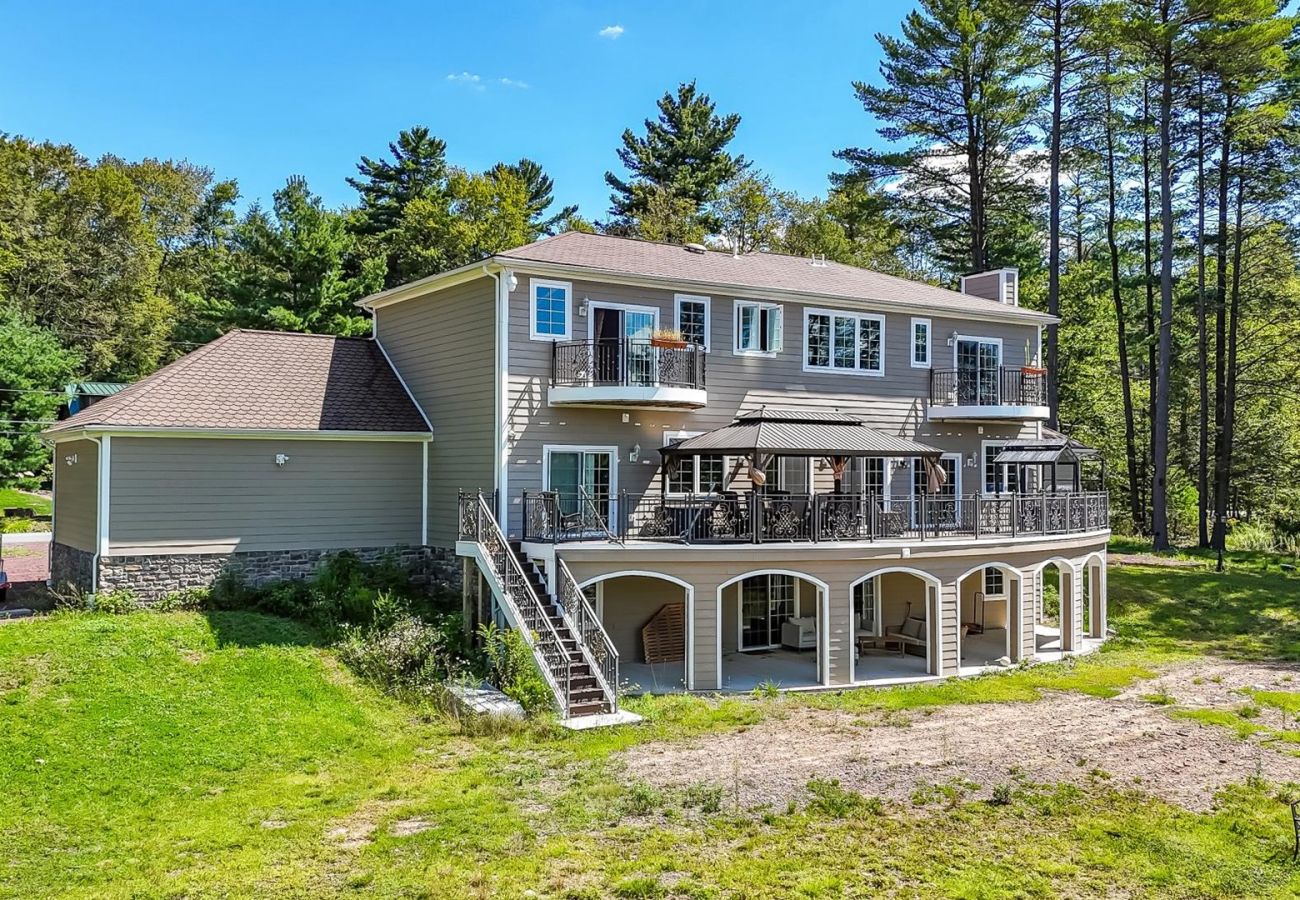 House in Blakeslee - Frontlake Luxury Pocono Mansion  