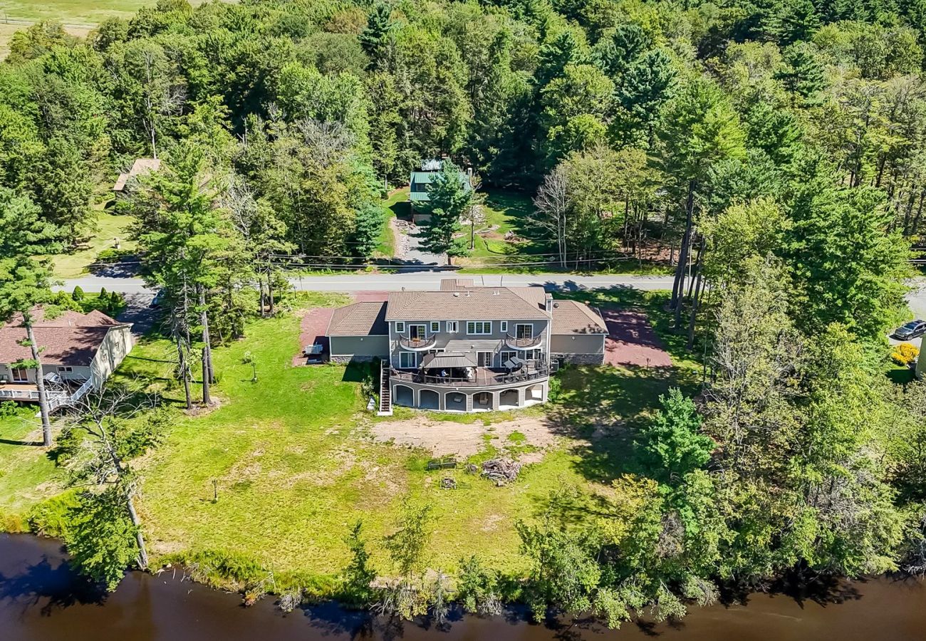 House in Blakeslee - Frontlake Luxury Pocono Mansion  