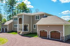 House in Blakeslee - Frontlake Luxury Pocono Mansion  